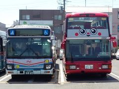 旅の出発地点は三崎口。城ヶ島直行ながら、通常の路線バスと違うルートを通って車窓からの風景を楽しみましょうと言う“特別仕立て”のバスがあると知り、迷わずチケットをゲット。
バスの名前は「オープントップバス」（みなとみらい地区では青い車体で運行）。2階建てだから流石にのっぽ。

https://www.keikyu.co.jp/information/otb/index.html