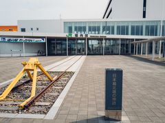 そして稚内駅。リニューアルしたらしく立派な駅舎。観光案内所からシネコンまで併設されている。駅から線路が延びているのは、昔はここまで線路があったということらしい。