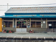 映画に出てきそうな雰囲気のある駅舎。この近くから利尻富士が見えるということだったのだが、曇っていて見られず残念。