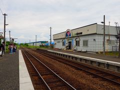 中富良野駅は15:53発の列車で旭川へ。
これを逃すと次は17:05発！
駅の待合室には、そこそこ乗客が待っていたけど、自分以外全員外国人！！
中国語・韓国語・英語・ロシア語と、日本語が全く聞こえない不思議な空間になっていた。笑