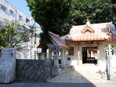 神社から数分歩いて漲水御嶽にもやってきました。