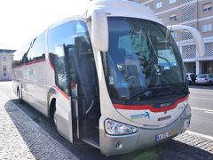 翌日ですぅ。
この日は、日帰りでオビドスとナザレに行くつもりでした。
ホテルから地下鉄を乗り継いで、オビドス行きのバスが発車するバス停へ向かいました。やはり、この場所、ちょっと判り難いですね。観光客が多いでしょうから、判りやすい表示でも有ればいいのに。同じバスには、日本人のおばさん４人組も乗って来ました。リスボンを発つ時は、まだ快晴でしたが、オビドスに近づくに連れ、どんよりとした雲が空を覆うようになりました。
