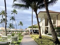 とりあえず朝食に行きます。ハレクラニは朝食付きのプランをHotels.comから予約していたので、宿泊料に含まれています。朝食は二箇所のレストランから選べます。Orchid(オーキッド)かHouse with a key(ハウスウィズアキー) 。