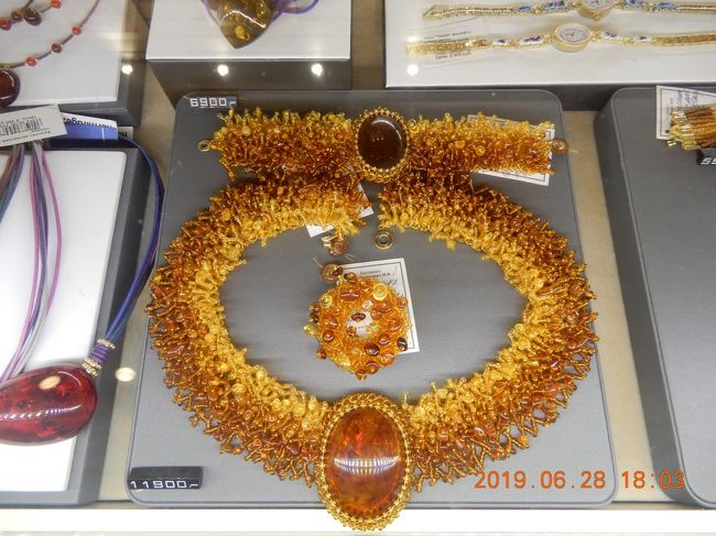 琥珀尽くし<br /><br />値段が有るから売っているのだろうが、日本人の庶民では使いこなせないのではなかろうか。エルミタージュ美術館