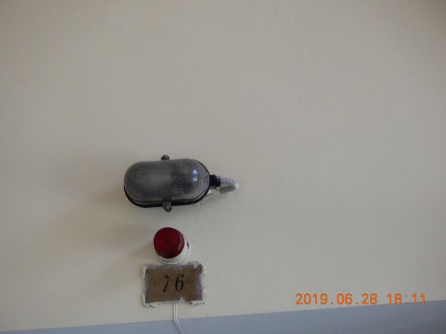 毛皮売り場で、ロシアンセーブルを見たが、帽子で40万円程だった。<br />母が以前、ロシアンセーブルのロングコートを購入したので、それの揃いを欲しいらしいので、現地で見てみたが、やはり微妙に色が違う。<br />観光客の土産物売り場は高い。エルミタージュ美術館