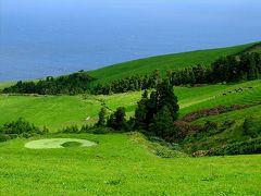 …で、おとなしくアズール湖西岸へと下りて行くことに。

途中で見下ろした湖面の青と牧草地の緑が美しい。

でも、もっと荒々しく迫って来るような景色を想像していたSUR SHANGHAIたちにはちょっと物足りない。
サン・ミゲル島は、ピコ島、ファイアル島と比べると、同じように火山活動で出来た島でも穏やかな眺めが多く、家族連れで訪れるのに向いていそう。