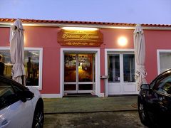 雨や風が強くなっていく中、この日の夕食のために行ってみたのは、お宿のオーナーに紹介してもらったBOTEQUIM ACORIANO。

ここは地元料理のお店で、シーフードのほか、アゾレス牛を使った料理やワインが有名なお店。
この日と翌日の二度行って二度ともほぼ満席。
場所はサン・ミゲル島の北岸にあるボア・ヴィスタの町外れ。
車でサン・ミゲル島を回る予定の方にお勧めです。
