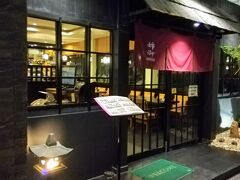 さっぱりした物を食べたくて、ホテル近くの日本食のレストランにやってきました。「姉御」
フードコートのある広場の、一番奥にありました。
