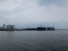 左を見ると「大桟橋」。大きな船？タンカー？が。