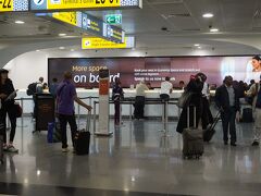 EY612便はほぼ定刻通りアブダビ国際空港(AUH)に着きました。
今回はトランスファーデスクで成田までの搭乗券を受け取るように言われていました。
殆ど並ぶことなく受領完了です。