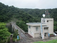 駅から20分程で正善寺ダムに到着。
管理所で旅の目的である『にいがたダムスタンプラリー』の冊子と
ダムカードを頂く。ダムカードは通常版とスタンプラリー用の
2種類があって、それぞれカードの写真が違う。
さすがに裏面の解説は同じ。
