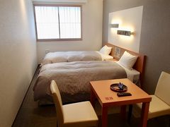 ちょうどチェックイン時間（１５時）になったので、部屋へ。
禁煙ツインルーム。とても綺麗。タバコ臭一切なし。