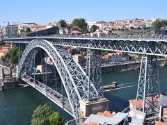 歩き疲れて来たので、メトロのサン・ベント駅から川向うのジャルディン・ド・モード駅まで、メトロに乗る事にしました。

川向こうのジャルディン・ド・モード駅で下車し、撮影ポイントへ。
この時に気が付いたのですが、川のこちらに在る、小高い修道院の広場から写真を撮ろうとすると、午後は、やや逆光になるんですね。
と言う事で、修道院側からの写真は、翌日の朝、改めて撮る事にして、この日は、橋の西側からの写真だけ。