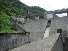 まつだい駅から10分程走って城川ダムへ。
堤長85m、堤高21mのコンパクトな重力式コンクリートダム。
河川維持や洪水調整、飲料水確保を目的に1997年に完成。
中央部から絶賛越流中！！