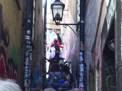 ガムラ・スタンで最も狭い通りのモーテン・トローツィグ・グレン。