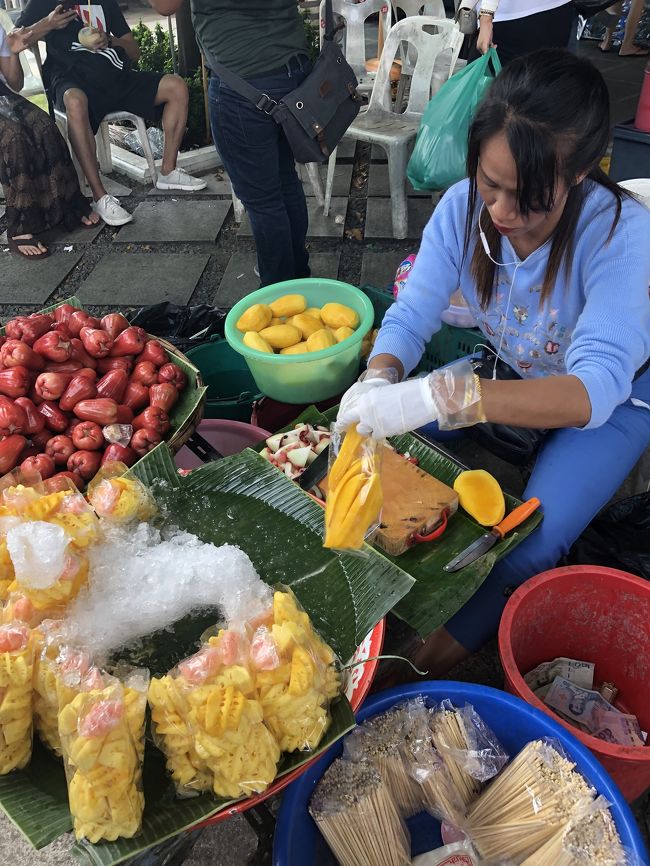 ワットアルンはたくさんの人が降りるのと船からワットアルンが見えるのでそのタイミングで降りられました。意外とあっという間！<br />ワットアルンまえには色々な出店があり、まずは寄り道。