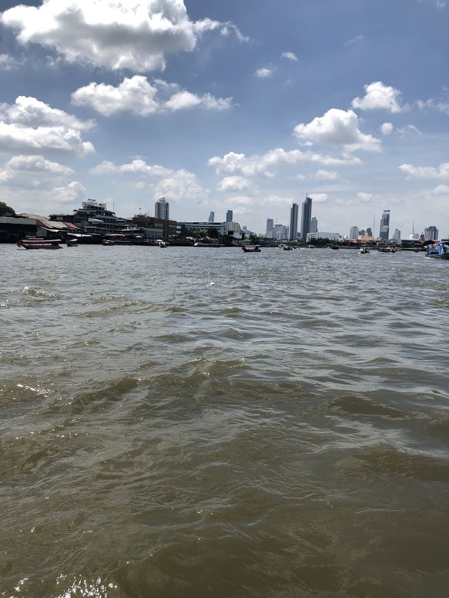 ワットアルンはメイン側からすると対岸に位置しているので、反対側に渡らなくてはいけません。<br />先程降りた場所から少し進んだ先に対岸にいく船もありました。