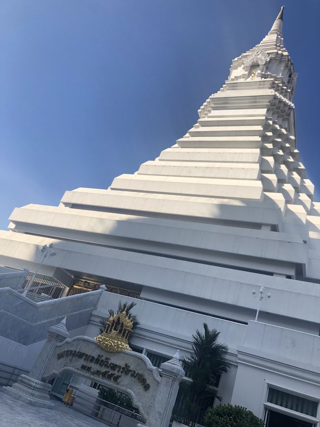 この仏塔の中に例の神秘的な天井画があります。