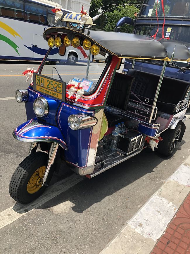 歩いて駅まで行こうとしたのですが、どうやらとても遠いらしくココは諦めトゥクトゥクにのりました。交渉して100バーツで1番近くの駅フアラポーン駅へ