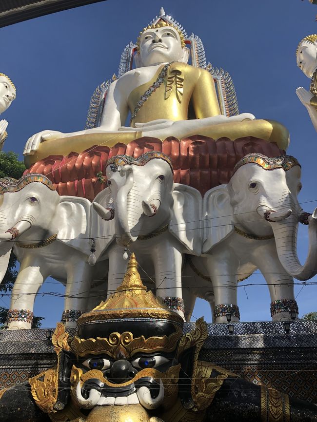 仏塔を出て小さな橋をわたった先にも仏像が、、<br />せっかくなのでさらりと見学させていただきました。