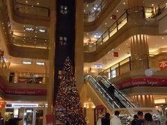 この旅では一番豪華だった、クリスマスツリー羽田空港バージョン。
この日のJALは何と一時間余遅れの出発、長い待ち時間にお気に入りの帽子を紛失、気づいたのは搭乗してから。。。何とも危険な夜の旅の滑り出しでした。