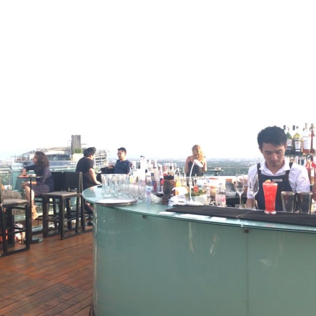 続いて昨日のリベンジということで再びルーフトップバーへ<br />エカマイ駅にあるマリオットへ来ました。<br />さすがホテル間違いありませんでした！