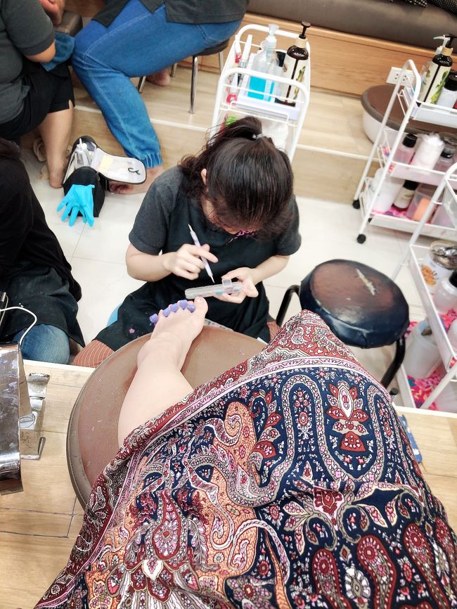 2人体制でやってくれました。細かい作業は若い子が、最初の角質取りからトップコートまでは年配の方が。<br />チップ込みで2000円弱。<br />一時間ほどかけて丁寧に仕上げて貰いました。<br />感謝。