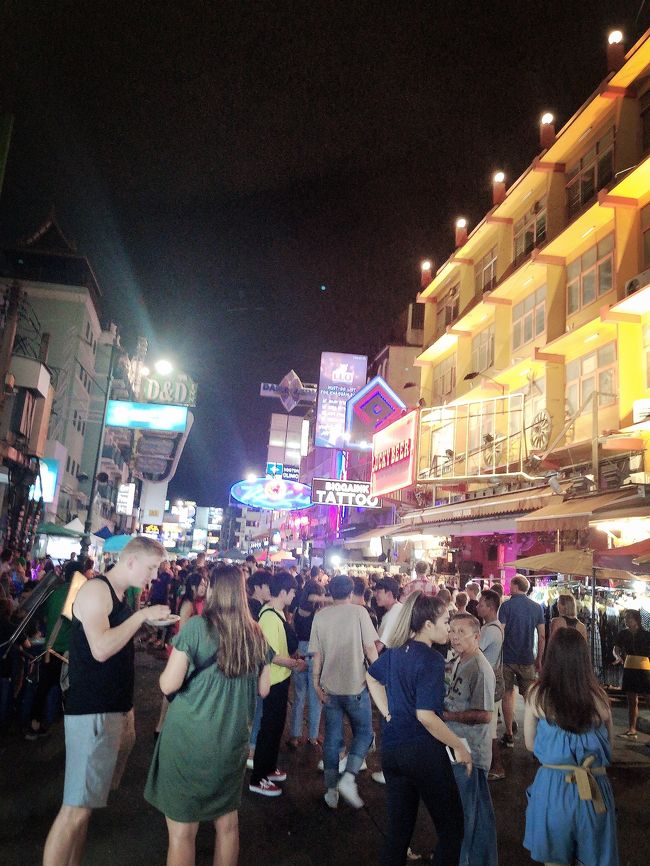 ちょうど端まで歩いたころでしょうか、突然のスコールに襲われ急いでタクシーに飛び乗りましたw<br />もうちょっといたかったけど、ちょっぴりカオサン体験できたのでよかった♪タイ在住の2人に感謝♪