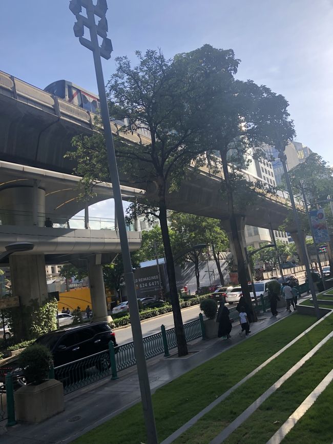 可愛くして貰ってウキウキしながら次の目的地へ。<br />ひとまず、諸用を済ませる為にチットロム駅へ。<br />用を済ませてから隣り駅プルンチットまで行きました。疲れてしまったので初のバイクタクシーに挑戦。スリル満点でしたが一回挑戦できて良かった！