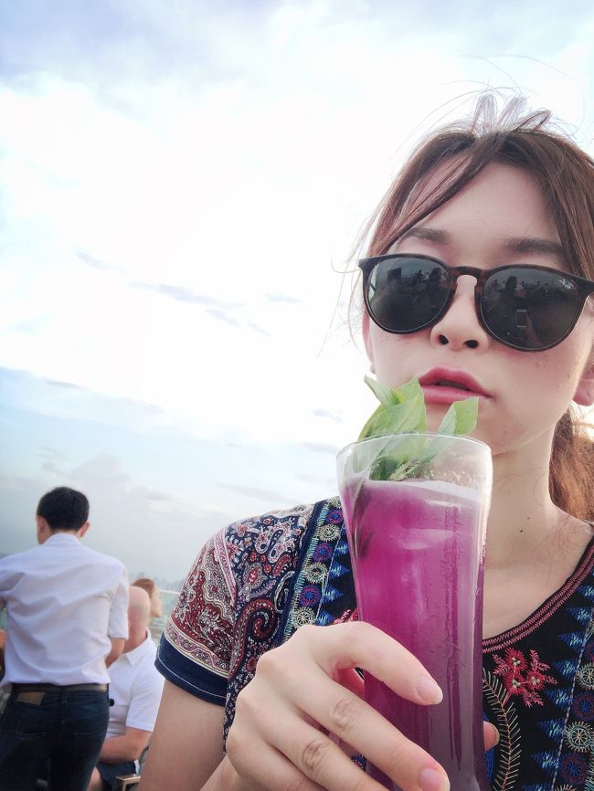 DJがいてEDM系の曲がかかり、テンションもあがります。