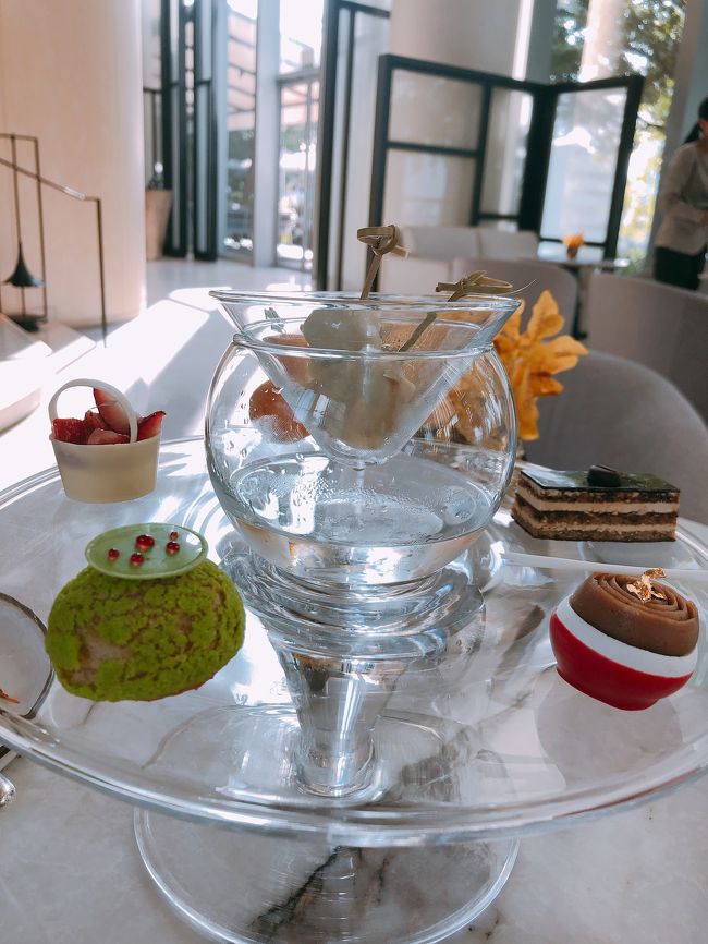 私だけでしょうか？<br />ドライアイスが中央に仕込んでありお水を注いで見せてくれる演出がまたテンションあがりました。