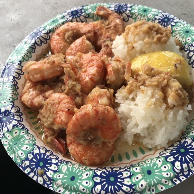 ガーリックシュリンプ。<br />エビがぷりぷりでめっちゃ美味しかった。<br />席を見つけるのにひと苦労。あとニワトリがいっぱいでゆっくり食べれない 笑<br />でも人気店だけあって美味しい。