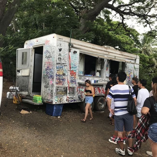 ハレイワで150分の自由時間。<br />バスを降りたところから15分ぐらい歩いて、まずガーリックシュリンプを食べに。<br />ここだけ行列が…