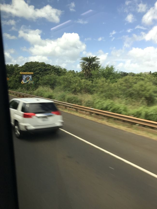 車窓からサーフボーイの看板。<br />ほぼ見えてない 笑