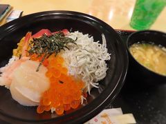 フードコート空いてきたのでご飯です！
フードコートのマアムで数量限定の彩り丼！！！

海近いからとりあえず海鮮を食べないと…！
美味しかったです…wwwww
