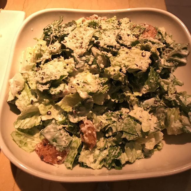 シーザーサラダ。これでハーフサイズ 笑