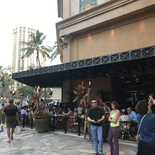 いつも並んでいるので17:30頃に行ってみた。<br />名前を言ってブザーをもらい、5分ぐらい待って入店。