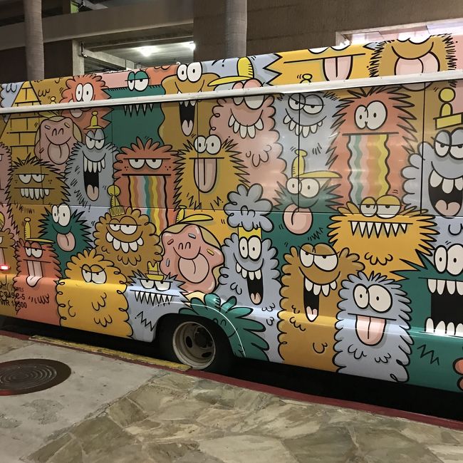 夕食のあと夜のワイキキを散策。<br />HISのモンスターバスが止まっていたので写真を。