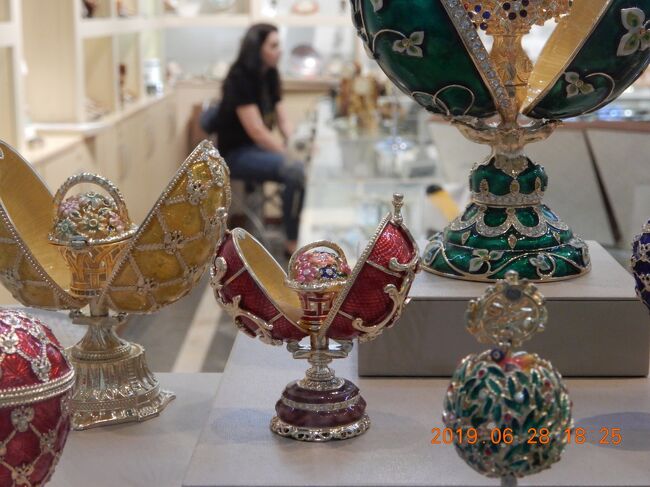 エッグ・アート<br /><br />海外在住中に妻も作って日本人会のバザーに寄付していましたが、今ではそのためのセットも有るし、中国で大量に作られていますから、お土産品ですが、中国製を疑います。<br />ロシア製かな。　<br />素人に教えて、作らせている教室も有りますから・・