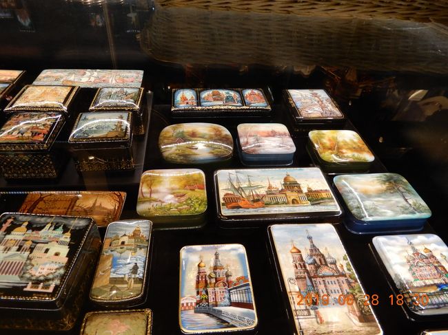 どこかで見た感じが・・・そうだ、日本製の印刷物の筆箱です。(;^_^A<br /><br />やはり芸術モドキでは芸術はわかる様には成りませんでした。