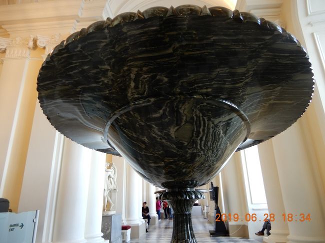 「コリヴァンの飾り鉢のホール」<br />１９トンの巨大なと言われているが、上部は平で大男のテーブルって感じです<br />これは、シベリア十数年かけて仕上げ、200頭の荷馬車でサンクトペテルブルクへ移動させたそうです。