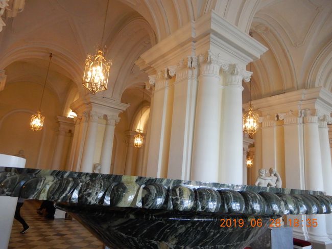 「コリヴァンの飾り鉢のホール」<br /><br />上はどうなっているのか？　カメラを目一杯上にあげて撮影してみました。<br /><br />平らな様です。<br />昔いたという巨人の食卓？<br /><br /><br />１９トンの巨大なと言われているが、上部は平で大男のテーブルって感じです<br />これは、シベリア十数年で仕上げ、200頭の荷馬車でサンクトペテルブルクへ移動させたそうです。