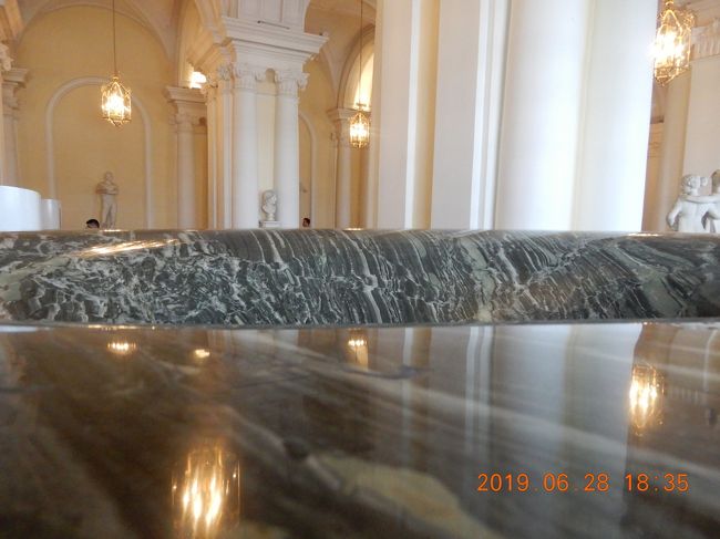 「コリヴァンの飾り鉢のホール」<br /><br />平に上辺は磨かれています。<br /><br />１９トンの巨大なと言われているが、上部は「平」で大男のテーブルって感じです<br />これは、シベリア十数年で仕上げ、200頭の荷馬車でサンクトペテルブルクへ移動させたそうです。