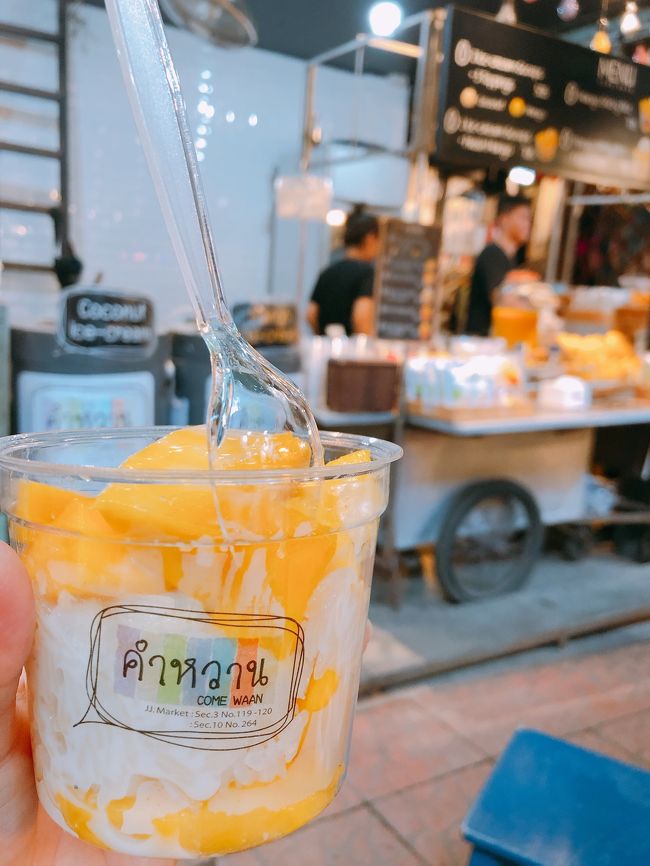 ちょうど疲れたタイミングでマンゴーを見つけてしまい観光地価格70バーツだけど買っちゃいました