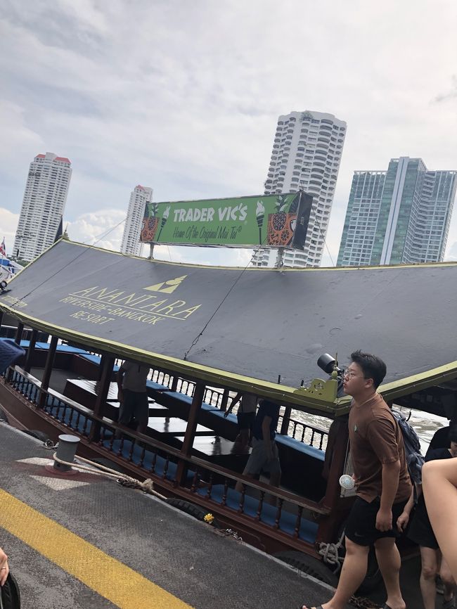 またまたサパーンタクシン駅に向かい昨日とほぼ同じ場所から今度はホテル専用の船に乗り込みホテルへ向かいます。