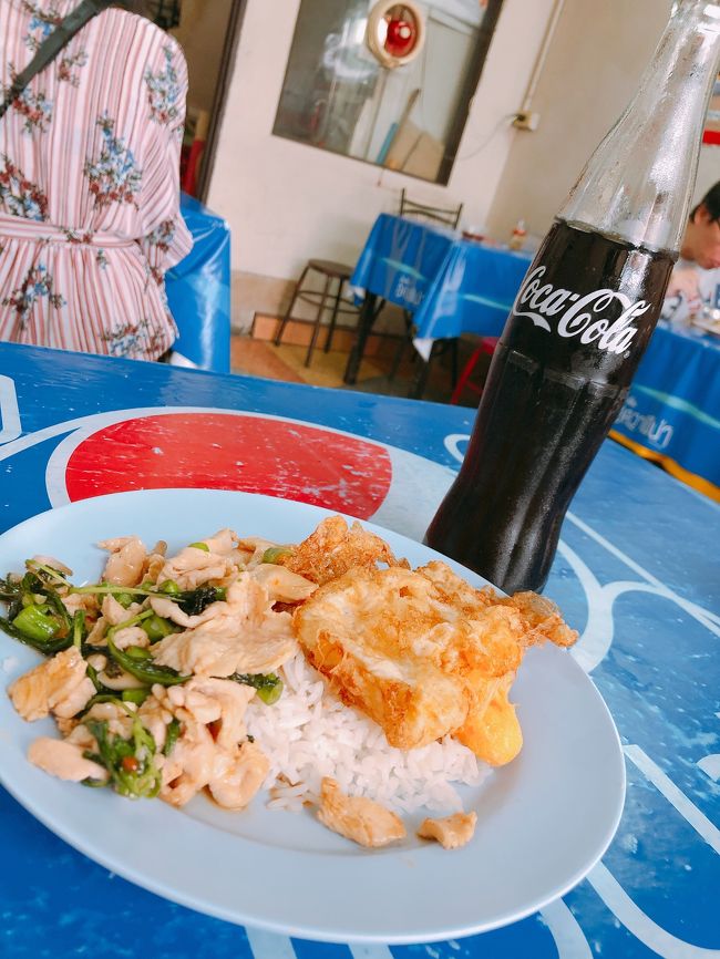 一皿50バーツ。ちょっぴり濃いめでそれがまた美味しい。おススメするのが分かった気がするガパオライスでした。