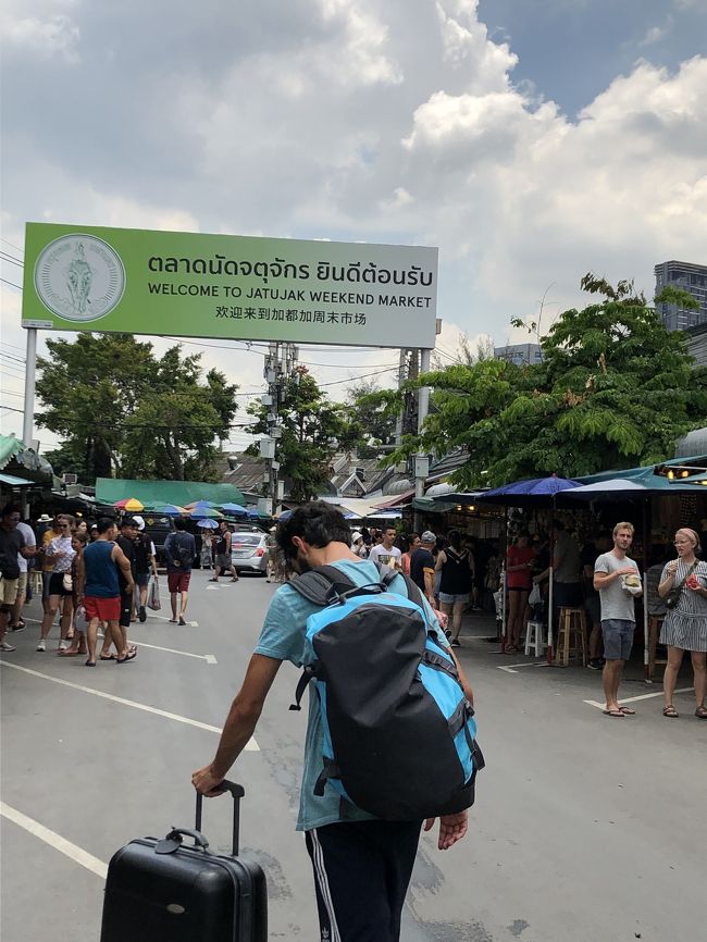 お腹を満たしたところでチャトチャックウィークエンドマーケットへきました。<br />さすが、９時過ぎなのにすでに人がたくさん。<br /> 気温が上がることを考えても早めの時間にきてよかった！