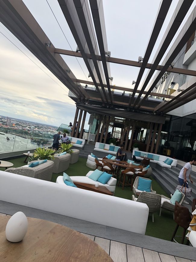 こちらのホテルを選んだ理由は<br />なんといってもインフィニティプール！<br />初体験に水着を着てうきうきして向かったらカップル少々にファミリーがたくさん。<br />入れなくもないですが、こどもに混ざって大人ひとりではしゃげないなと写真だけ撮ってとなりにあるこちらのbarでのんびりすることに。