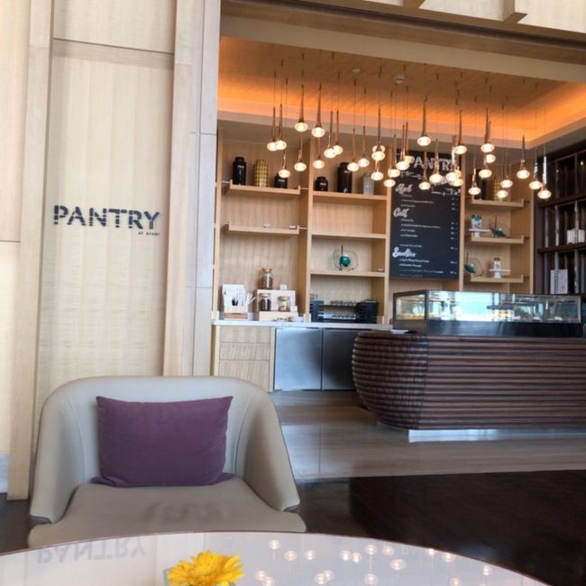 チェックインしたのと同じフロアに24時間やっている豪華バージョンのコンビニみたいなpantryがあります。<br />サンドイッチに、ケーキ、フルーツ<br />飲み物色々あります。<br />一階まで行けばセブンもあるんですけどね。<br />用途と気分に合わせて使い分け可能ですね♪