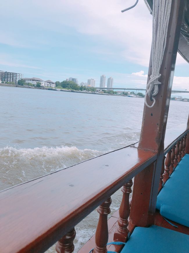 さすがホテル専用の船！おしゃれでちょっぴり高級感あり。<br />さらに良い香りのするおしぼりまで配って貰いました。